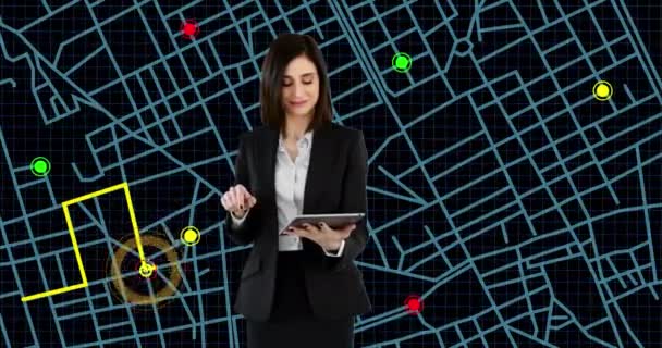 Kaukaska Bizneswoman Używająca Tabletu Cyfrowego Przeciwko Schematowi Map Nawigacyjnych Gps — Wideo stockowe
