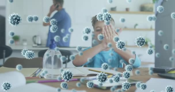 Animering Virusceller Över Kaukasiska Far Och Son Lärande Hemma Skola — Stockvideo