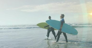 Sunny Beach 'te sörf tahtası olan yaşlı Afro-Amerikan çifti üzerinde ışık lekeleri. Sağlıklı ve aktif emeklilik plaj tatili konsepti dijital olarak oluşturuldu.
