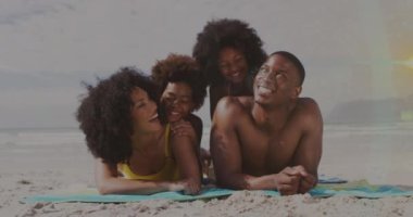Mutlu Afro-Amerikan ailesinin güneşli sahilde uzanması üzerine ışık spritosu animasyonu. Dijital ortamda üretilen sağlıklı ve aktif plaj tatili konsepti.