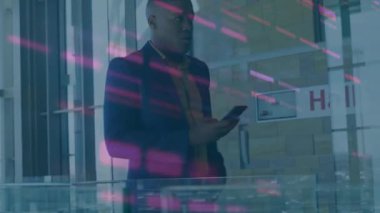Afro-Amerikan iş adamının akıllı telefon kullanarak veri işleme animasyonu. küresel iş ve dijital arayüz kavramı dijital olarak oluşturulmuş video.