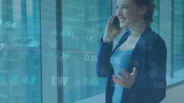 Kafkas iş kadınının akıllı telefondan konuştuğu veri işleme animasyonu. küresel iş ve dijital arayüz kavramı dijital olarak oluşturulmuş video.