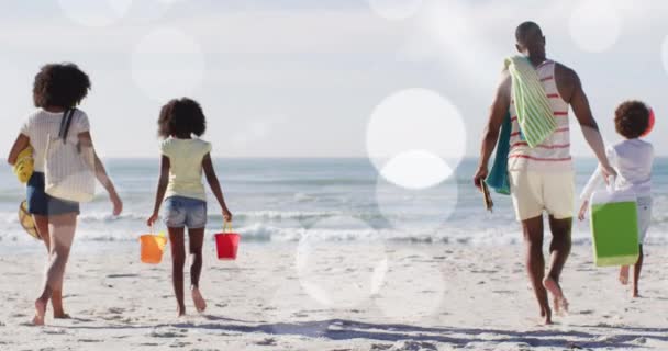 Animacja Miejsc Nad Afrykańską Amerykańską Rodziną Spacerującą Słonecznej Plaży Zdrowy — Wideo stockowe