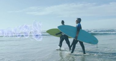 Sunny Beach 'te sörf tahtası olan yaşlı Afro-Amerikan çifti üzerinde baloncuk animasyonu. Sağlıklı ve aktif emeklilik plaj tatili konsepti dijital olarak oluşturuldu.
