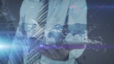 Dünya haritasının animasyonu ve bilgisayar kullanan iş adamları üzerindeki bağlantı ağı. Küresel iş dijital arayüzü teknolojisi ve dijital olarak oluşturulan ağ konsepti.