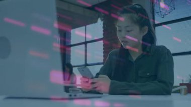 Akıllı telefon kullanan Asyalı iş kadınının veri işleme animasyonu. küresel iş ve dijital arayüz kavramı dijital olarak oluşturulmuş video.