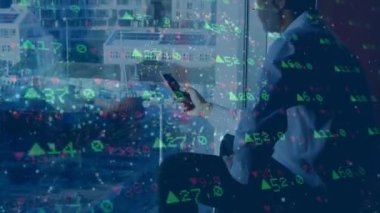 Kafkasyalı iş adamının akıllı telefon kullanarak veri işleme animasyonu. küresel iş ve dijital arayüz kavramı dijital olarak oluşturulmuş video.