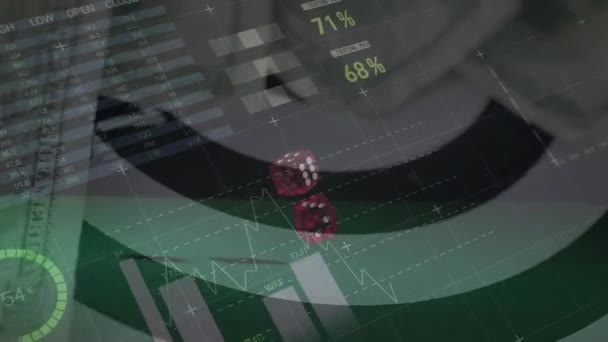 Animatie Van Gegevensverwerking Bankbiljetten Dobbelstenen Mondiaal Bedrijfs Gok Digitaal Interface — Stockvideo