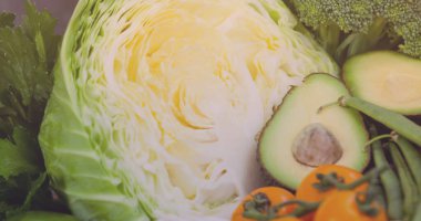 Sebzelerin üzerinde yeşil ampul resmi. Gıda atığı konseptini dijital olarak oluşturulmuş görüntüyü durdur.