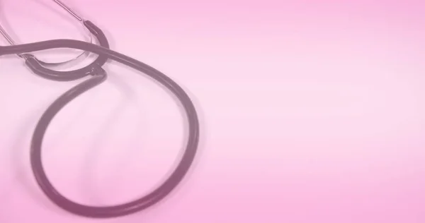 ピンクの背景に聴診器に落ちてくる心のイメージ 医療や医療サービスの概念はデジタル的に生成され — ストック写真