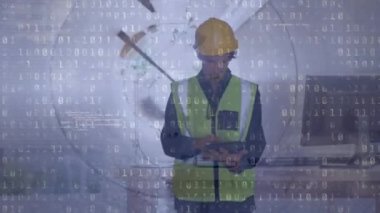 Dijital tablet kullanan beyaz erkek mimara karşı ikili kodlama veri işlemesi. mimari ve mühendislik kavramı