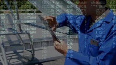 Dijital tablet kullanan beyaz erkek mühendise karşı veri işleme ekranı. mühendislik ve yenilenebilir enerji kavramı