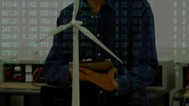 Dijital tablet kullanan beyaz erkek mühendise karşı veri işleme ekranı. mühendislik ve yenilenebilir enerji kavramı