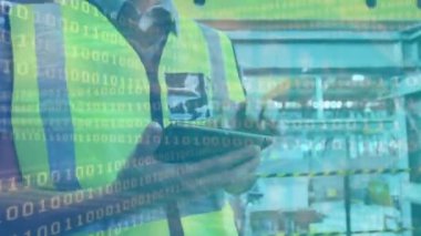 Bir fabrikada dijital tablet kullanan beyaz erkek mühendis hakkında ikili kodlama veri işlemesi. mühendislik ve yenilenebilir enerji kavramı