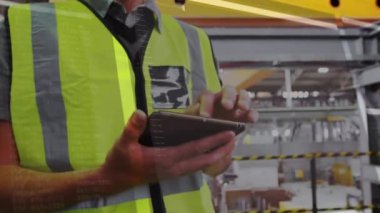 Fabrikada dijital tablet kullanan beyaz erkek mühendise karşı veri işleme ekranı. mühendislik ve yenilenebilir enerji kavramı