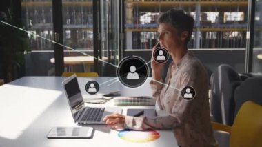 Kafkasyalı iş kadınının akıllı telefondan konuştuğu ikonlarla olan bağlantıların animasyonu. küresel iş, bağlantılar ve dijital arayüz konsepti dijital olarak oluşturulmuş video.