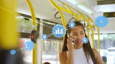 Akıllı telefondan konuşan melez bir kadın yerine ikonlarla bağlantı ağının animasyonu. küresel iş, bağlantılar ve dijital arayüz konsepti dijital olarak oluşturulmuş video.