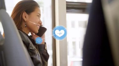 Akıllı telefondan konuşan Asyalı kadının ikonlarıyla bağlantı ağının animasyonu. küresel iş, bağlantılar ve dijital arayüz konsepti dijital olarak oluşturulmuş video.