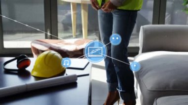 Güvenlik kıyafeti giyen beyaz iş kadınının üzerindeki ikonlarla olan bağlantıların animasyonu. küresel iş, bağlantılar ve dijital arayüz konsepti dijital olarak oluşturulmuş video.