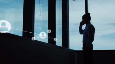 Kafkasyalı iş kadınının akıllı telefondan konuştuğu ikonlarla olan bağlantıların animasyonu. küresel iş, bağlantılar ve dijital arayüz konsepti dijital olarak oluşturulmuş video.