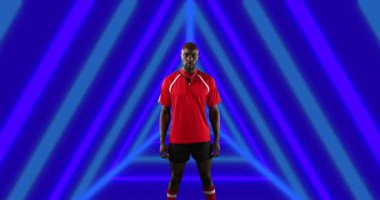 Afro-Amerikan Amerikan erkek Amerikan futbolcusunun kolları çaprazlanmış bir animasyonu. global spor ve dijital arayüz konsepti dijital olarak oluşturulmuş video.