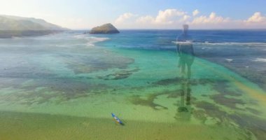 Kumsalda yürüyen beyaz bir kadının üzerinde okyanus manzarası. Okyanus günü ve dijital olarak üretilen video konsepti.