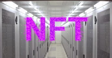 Sunucu odasında Nft metninin canlandırması. küresel iş, finans ve dijital arayüz kavramı dijital olarak oluşturulmuş video.