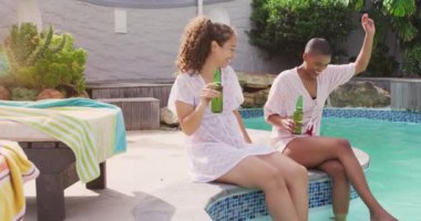 Arkadaşların animasyonu, çeşitli kadın arkadaşlarının bira içmesi üzerine mesaj atıyor. Sosyal medya ve arkadaş kavramı dijital olarak oluşturulmuş video.