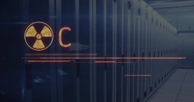 Sunucu odasında nükleer sembolün ve uyarı metninin animasyonu. Ukrayna krizi ve uluslararası politika kavramı dijital olarak oluşturuldu.