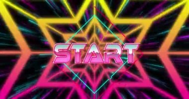 Siyah arkaplan üzerinde hareket eden şekiller üzerine metin başlatma canlandırması. Retro gelecek ve dijital arayüz konsepti dijital olarak oluşturulmuş video.