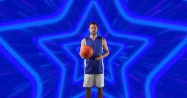 Yıldızların üstünde top oynayan beyaz erkek basketbolcunun animasyonu. global spor ve dijital arayüz konsepti dijital olarak oluşturulmuş video.