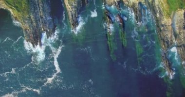 Kumsalda koşan beyaz bir çiftin üzerinde okyanus manzarası. Okyanus günü ve dijital olarak üretilen video konsepti.