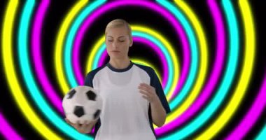 Kafkas kadın futbolunun animasyonu. Futbol topunun şekillere gülüşü. global spor ve dijital arayüz konsepti dijital olarak oluşturulmuş video.