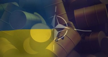 NATO ve Ukrayna 'nın bayraklarının nükleer varillerin üzerinde canlandırılması. Ukrayna krizi ve uluslararası politika kavramı dijital olarak oluşturuldu.