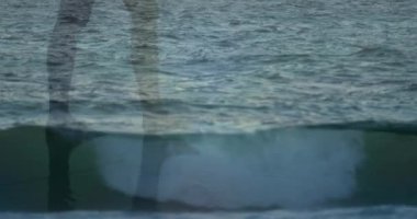 Kumsalda yürüyen beyaz bir kadının üzerinde okyanus manzarası. Okyanus günü ve dijital olarak üretilen video konsepti.