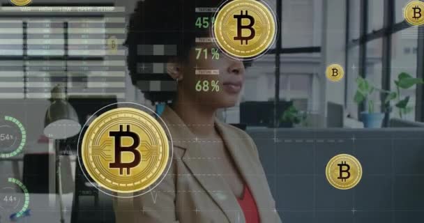 Animação Processamento Dados Financeiros Bitcoins Sobre Mulher Negócios Racial Criptomoeda — Vídeo de Stock