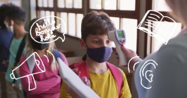 Beyaz tenli bayan öğretmen, erkek sıcaklığını ölçmek için okul malzemelerinin animasyonu. okul, eğitim ve öğrenim covid 10 salgın konsepti boyunca dijital olarak oluşturulan video.