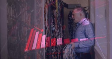 Beyaz adamın sunucu kablolarını kontrol etmesi üzerine finansal grafiklerin animasyonu. finans, ekonomi, ağ ve bilgisayar konsepti dijital olarak oluşturulmuş video.