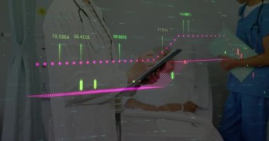 Kafkas kadın doktor üzerine finansal grafiklerin animasyonu. sağlık, ilaç, finans ve ekonomi konsepti dijital olarak oluşturulmuş video.