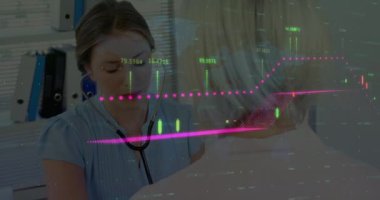 Kafkas kadın doktor ve kıdemli hastanın finansal grafiklerinin animasyonu. sağlık, ilaç, finans ve ekonomi konsepti dijital olarak oluşturulmuş video.