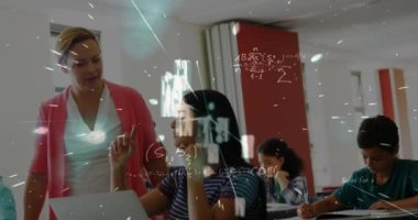 Kafkas kadın öğretmen üzerinden hareket eden matematik formüllerinin animasyonu okulda melez bir kıza yardım ediyor. öğrenim, okul, eğitim ve teknoloji konsepti dijital olarak oluşturulmuş video.