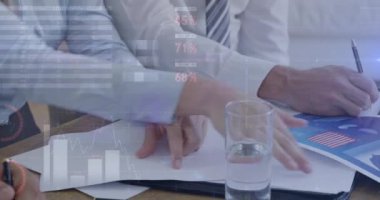 Ofiste çalışan farklı iş adamlarının elleri üzerinde ışık ve grafiklerin animasyonu. iş, finans, ekonomi ve ofiste dijital olarak üretilen teknoloji konseptiyle çalışmak.
