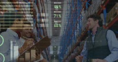 Mutlu kadın ve erkek depo çalışanlarının el çırpışları üzerine finansal grafiklerin animasyonu. iş, finans ve dağıtım hizmetleri kavramı dijital olarak oluşturulmuş video hizmetleri.