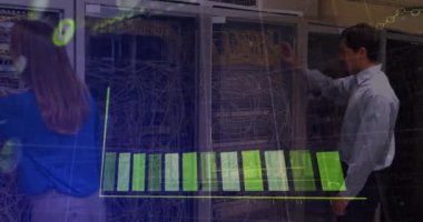 Beyaz adamın sunucu kablolarını kontrol etmesi üzerine finansal grafiklerin animasyonu. finans, ekonomi, ağ ve bilgisayar konsepti dijital olarak oluşturulmuş video.