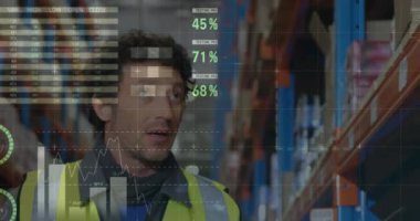 Kafkas erkek depo çalışanı üzerinden finansal grafiklerin animasyonu. iş, finans ve dağıtım hizmetleri kavramı dijital olarak oluşturulmuş video hizmetleri.