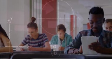 Afro-Amerikan çocuk ve tabletli öğrenci sınıfının üzerinde hareket eden matematik formüllerinin animasyonu. öğrenim, okul, eğitim ve teknoloji konsepti dijital olarak oluşturulmuş video.