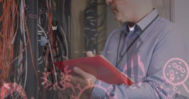 Beyaz adamın sunucu kablolarını kontrol etmesi üzerine virüs hücrelerinin ve simgelerin canlandırılması. finans, ekonomi, covid 10 salgın hastalık ve bilgisayar konsepti dijital olarak oluşturulmuş video.