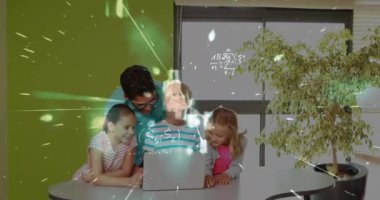 Bilgisayarda çalışan mutlu öğrencilerin üzerinde hareket eden matematik formüllerinin animasyonu. öğrenim, okul, eğitim ve teknoloji konsepti dijital olarak oluşturulmuş video.