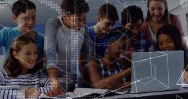 Bilgisayarda çalışan mutlu öğrencilerin üzerinde hareket eden matematik formüllerinin animasyonu. öğrenim, okul, eğitim ve teknoloji konsepti dijital olarak oluşturulmuş video.