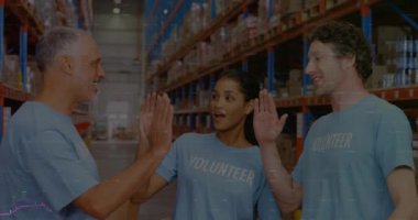 Mutlu kadın ve erkek depo çalışanlarının finansal grafiklerinin animasyonu. iş, finans ve dağıtım hizmetleri konsepti dijital olarak oluşturulmuş video. Alkışlayan eller.